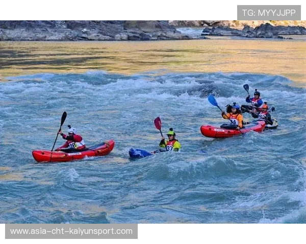 皮划艇急流赛选手失去划桨仍靠身体姿势赢回时间